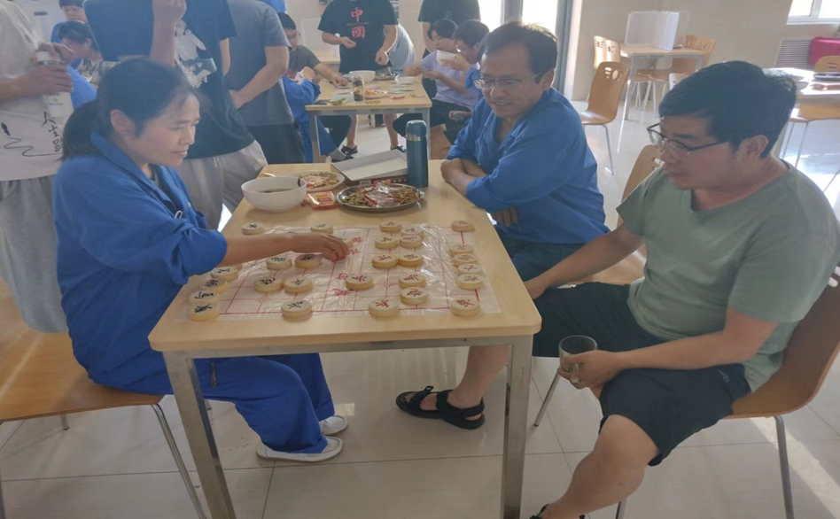 陇神戎发组织驻厂职工举办棋牌比赛活动并慰问全体驻厂人员